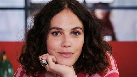 The Flatshares Jessica Brown Findlay On Playing Tiff In The Adaptation