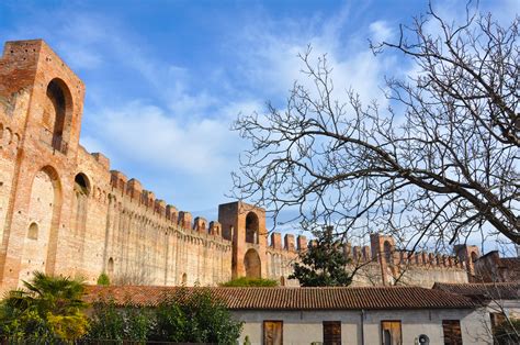 The imposing wall of the medieval town of Cittadella - Rossi Writes