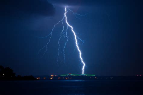 图片素材 性质 光 天空 晚 黑暗 天气 风暴 蓝色 电力 闪电 能源 功率 螺栓 亮 危险 雷雨 电动