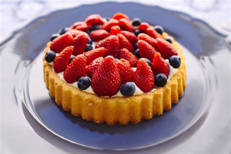 Premium Photo A Fruit Tart With Strawberries And Blueberries On Top