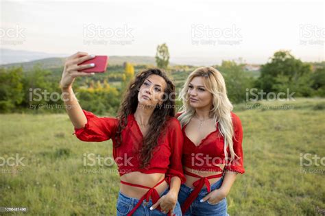 두 매력적인 여자 에 빨간 상판 복용 셀카 에 a 필드 20 24세에 대한 스톡 사진 및 기타 이미지 20 24세 2명 가슴 골 istock