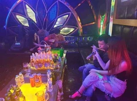 Ng ta vô karaoke đánh đàn thổi sáo thôi mà loạn hết fb Viết bởi