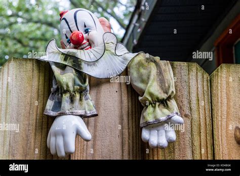Scary Clown Accroche Sur Fence Photo Stock Alamy