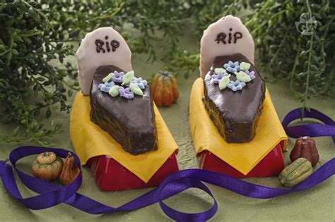 Ricette sfiziose e divertentissime, ecco le torte per halloween! Ricetta Dolci bare di Halloween - La Ricetta di ...