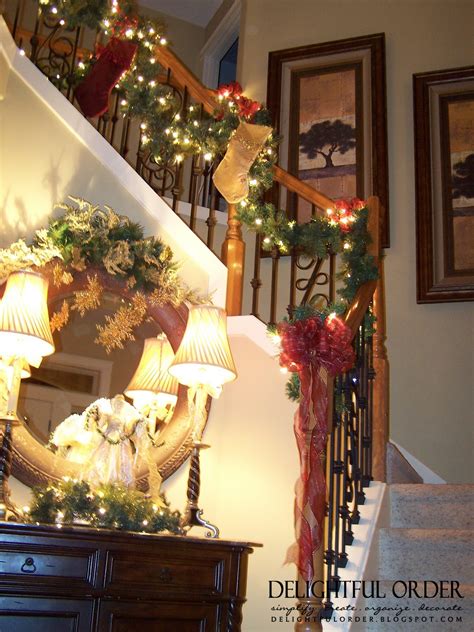 Delightful Order Staircase Christmas Decorating