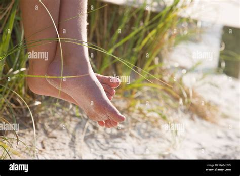 Usa Florida St Pete Beach Nackte Füße Von Mädchen 8 9 Sitzt Auf