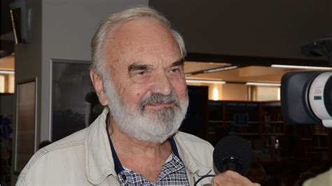 Zdeněk svěrák je český dramatik, scenárista, režisér, herec, textár, spevák a komik. Zdeněk Svěrák besedoval v ostravském Knihcentru o filmu a ...