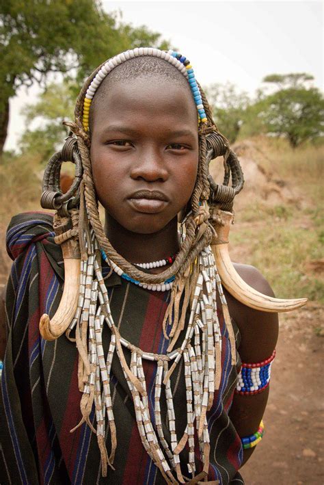 アフリカ族の裸の白人女性 女性の写真