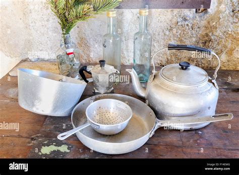 Antiguos Utensilios De Cocina En Aluminio Colgando De Vigas Antiguas
