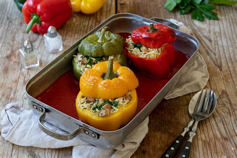 Vegetarisch gefüllte Paprika mit Tomatensauce Rezept
