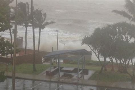 Cyclone Marcia Hundreds Hunker Down In Yeppoon