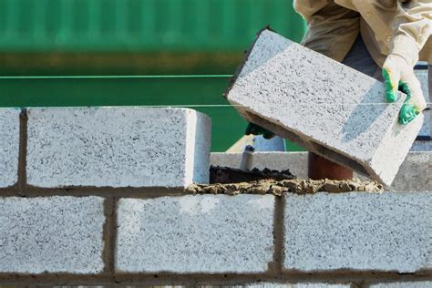 Blocs béton ou briques : que choisir ? - Maisons Omega