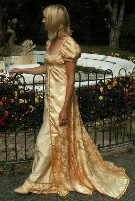 Die fünf meter lang und aufwendig bestickt: Gold Regency Jane Austen Inspired Wedding by ...