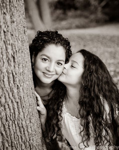 Mom And Daughter Photo Mother Daughter Photography Mother Daughter Pictures Daughter Photo Ideas