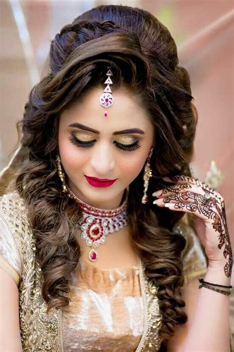 indian wedding guest makeup and hairstyle wavy haircut