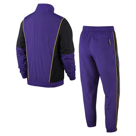 Daher gibt es die trainingsanzüge in lila nicht nur für herren und kinder sondern auch mit einem damen. Nike Synthetik Los Angeles Lakers NBA-Trainingsanzug für ...
