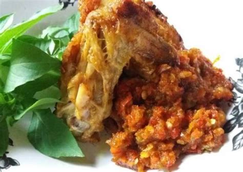 Ayam goreng geprek crispy siap kemudian geprek ayam aduk rata dengan sambal. Resep Sambal Terasi Ayam Penyet / Resep Sambal Terasi ...