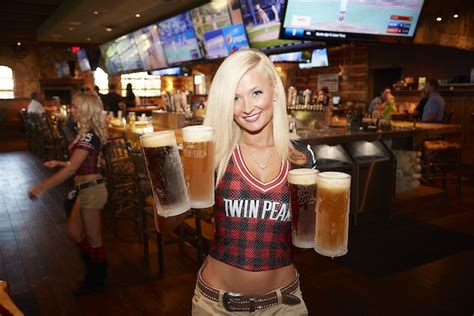 Twin Peaks Brings Titillating Sports Bar Fun To Chesterfield Food Blog