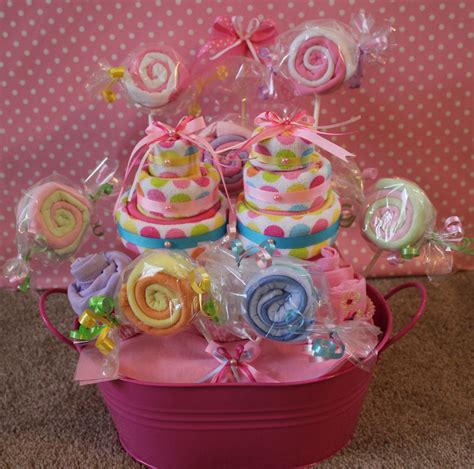 What to make for a baby shower gift. Wash cloth centerpiece | Baby shower gift basket, Baby ...