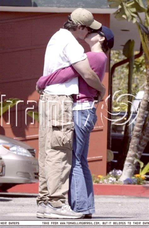 Tom And Jamie Welling Kiss And Hug 4 Jamie Toms Hug