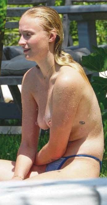 Vazam Fotos Da Atriz Sophie Turner Fazendo Topless Numa Praia Tudo