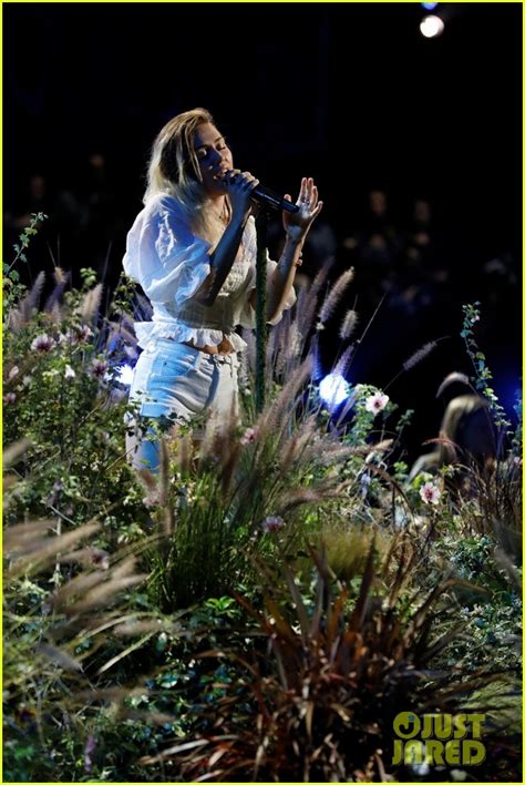 Miley Cyrus Performs Malibu On The Voice Finale Watch Now Photo 3904482 Miley Cyrus