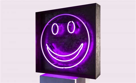 Neon Emoji Smile Kemp London Bespoke Neon Signs And Prop Hire