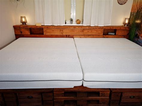 Die neue europalette lässt sich viel leichter bearbeiten und somit steht das auch früher. Europaletten Bett Bauanleitung Diy Palettenbett ...