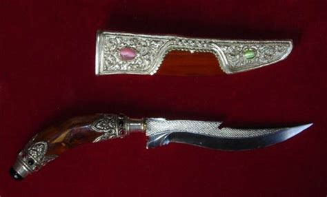 Informasi tentang senjata tradisional indonesia berbagai daerah beserta pengertian dan sejarahnya mulai dari mandau, keris, rencong, badik, celurit, dll. 8 Senjata Tradisional Bali, Gambar, dan Keunikannya | Adat ...