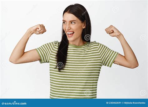 Femme Joyeuse Et Forte Sensation De Flexion Des Biceps Qui Montre Ses Muscles Sur Les Bras Et