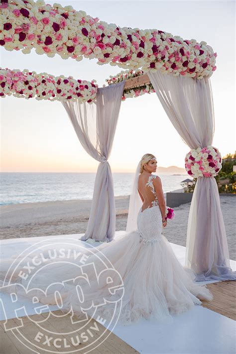 A truly lovely vinyl reproduction of a nostalgic barbie® doll wearing the wedding day® fashion from the 1960's. Barbie Blank Marries Sheldon Souray: See Her Wedding Dress ...