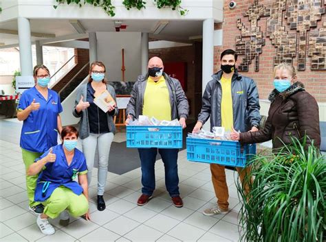 Wensen van heel het vlaams belang bestuur stabroek voor haar leden en sympathisanten. Vlaams Belang bakt 300 koekjes voor wzc Onze-Lieve-Vrouw ...