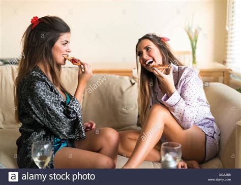 Zwei Junge Frauen Die Mädchen Nacht In Auf Sofa Sitzen Essen Und