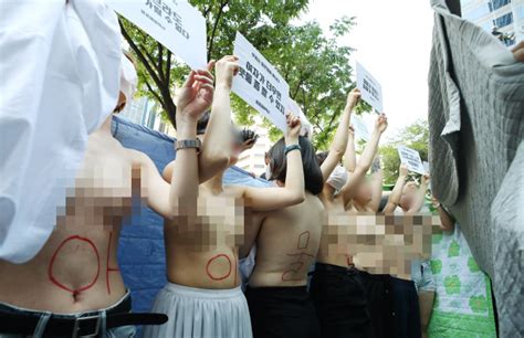 Jun 29, 2021 · 추미애 페미발언 뉴스까지떳네ㅋㅋㅋ 1: 불꽃페미액션 상의탈의 시위에 '몸평' 쏟아져..."알아서 지우길"