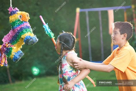 Niños Jugando Piñata En El Jardín — Camiseta Disfrute Stock Photo