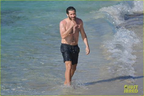 Photo Jake Gyllenhaal Goes Shirtless On The Beach Photo