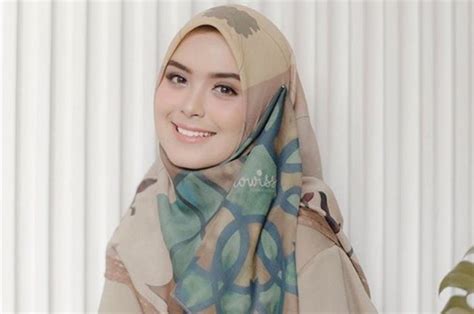 Tren Hijab Ramadan Tiru 3 Gaya Vebby Palwinta Saat Kenakan Hijab Motif Cocok Untuk Ngabuburit