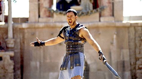 Russell crowe with sword in a scene from the film 'gladiator', 2000. Russell Crowe erzählt, wie abgefahren die Handlung von ...