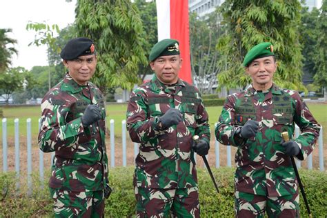 Jabatan pangkostrad diserahterimakan dari letjen tni besar harto karyawan kepada mayjen tni mayjen tni eko margiyono, m.a. Pangkostrad Letjen TNI Eko Margiyono Resmi Sandang Bintang ...