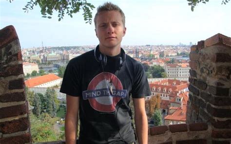 Powiedz, co zrobiłeś co ciebie opętało że zabiłeś wierność mą powiedz, czemu nocą ja sama płaczę w kołdrę gdy dzieci nasze śpią. Ranking: Dzieci skazane na sukces