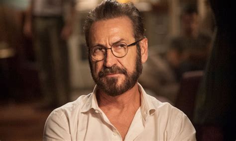 «stavo lì, ragazzino, la testa che ti senti che ti va tutto stretto. Marco Giallini: "Se mio figlio fosse gay mi dispiacerebbe ...