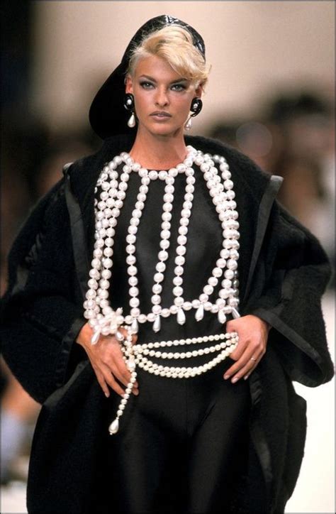 Linda Evangelista Au Défilé Chanel En 1991 Mode Chanel Chanel Runway