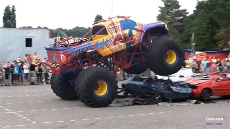 Freestyle Monstertruckshow Action Unterhaltung Monster Trucks Stunt