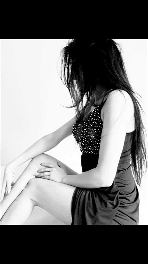 무료 이미지 여자 검은 검정색과 흰색 어깨 아름다움 흑백 사진 레이디 사진술 단색화 사진 촬영 좌석 팔 흑발 긴 머리 다리 손 뒤로 모델