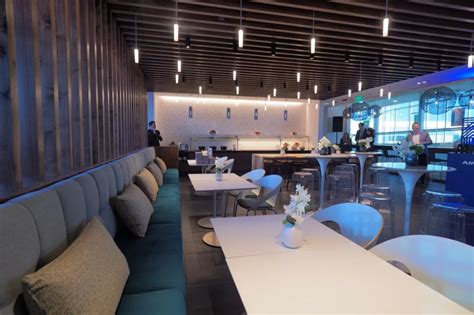 There are several ways to get airport business lounge access including purchasing an international business class ticket or buying a pricey lounge membership or day pass. Best credit cards for airport lounge access in 2019(이미지 포함)