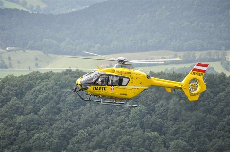Menschen, die in not geraten sind, zu helfen. ÖAMTC-Flugrettung Innsbruck: 689 Flug-Einsätze im Corona ...