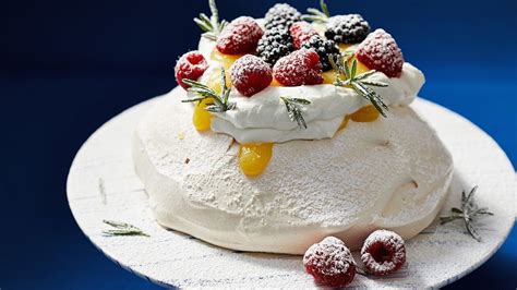 See more ideas about recipes, desserts, egg free desserts. With just 2 egg whites and some sugar, you can make a showstopping pavlova for dessert ...