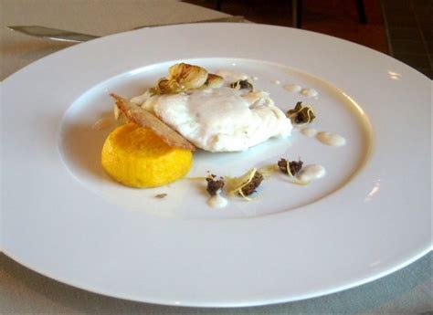 Per preparare il rombo in crosta di pasta di fillo con crema di cardi, priva le costole dei cardi dai filamenti esterni, tagliale a tocchetti e lessale in acqua salata per circa un'ora; Serralunga d'Alba, ristorante La Rei. Il senso dell ...