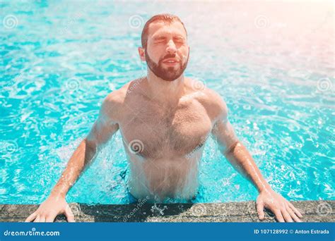 De Zomerfoto Van De Spier Glimlachende Mens In Zwembad Gelukkig