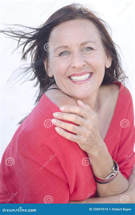 de gelukkige rijpe vrouw van het portret die op wit wordt geïsoleerdl stock foto image of